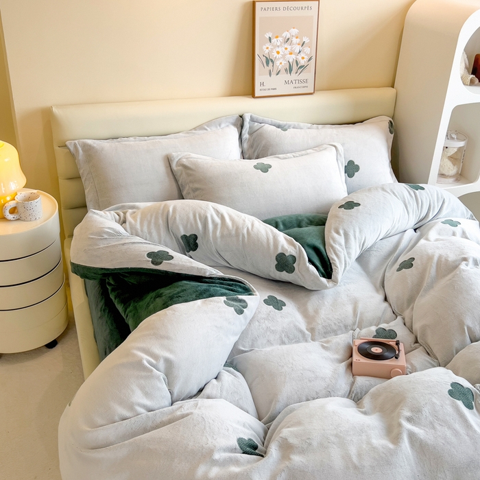 91家纺网 家纺一手货源 找家纺 印季家纺 2025新款背印立体剪花牛奶绒四件套 幸运草-墨绿