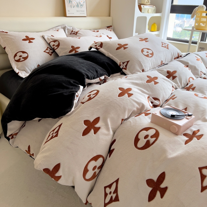 91家纺网 家纺一手货源 找家纺 印季家纺 2025新款背印立体剪花牛奶绒四件套 梅花-橙