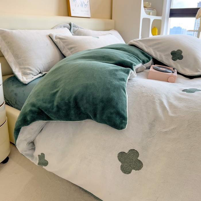 91家纺网 家纺一手货源 找家纺 印季家纺 2025新款背印立体剪花牛奶绒四件套 幸运草-墨绿