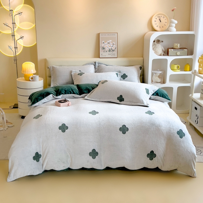 91家纺网 家纺一手货源 找家纺 印季家纺 2025新款背印立体剪花牛奶绒四件套 幸运草-墨绿