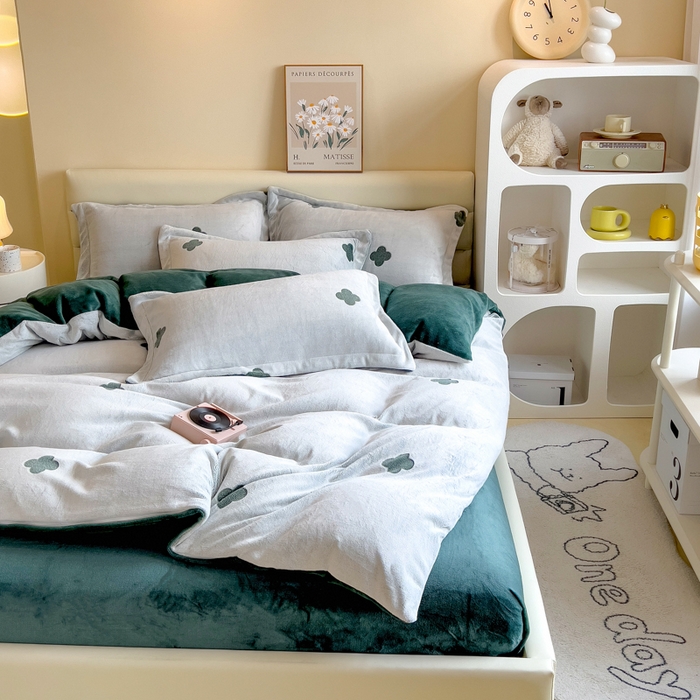 91家纺网 家纺一手货源 找家纺 印季家纺 2025新款背印立体剪花牛奶绒四件套 幸运草-墨绿