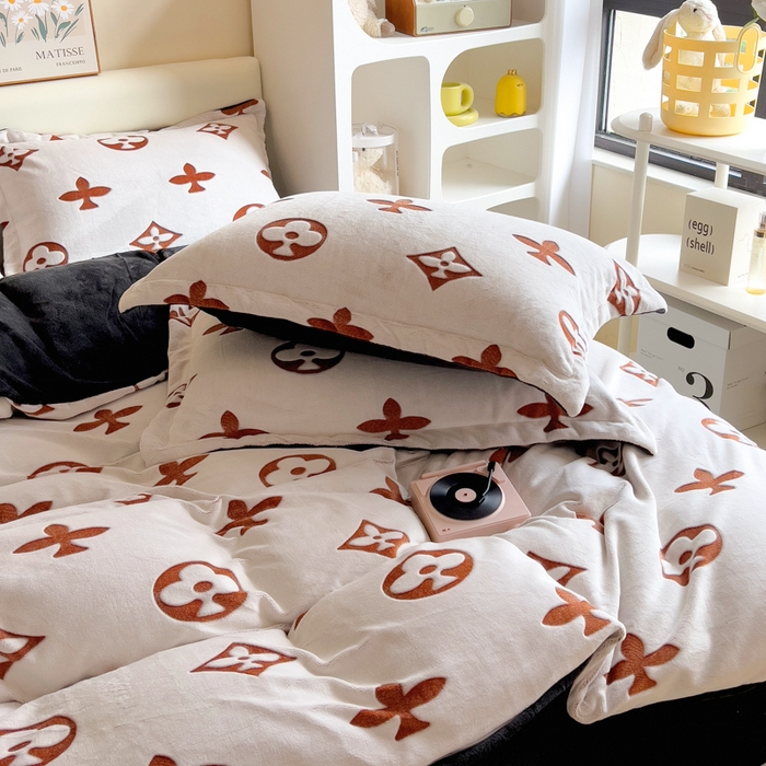 91家纺网 家纺一手货源 找家纺 印季家纺 2025新款背印立体剪花牛奶绒四件套 梅花-橙