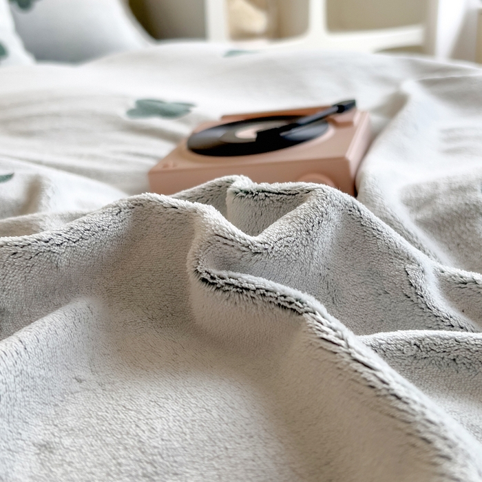 91家纺网 家纺一手货源 找家纺 印季家纺 2025新款背印立体剪花牛奶绒四件套 幸运草-墨绿