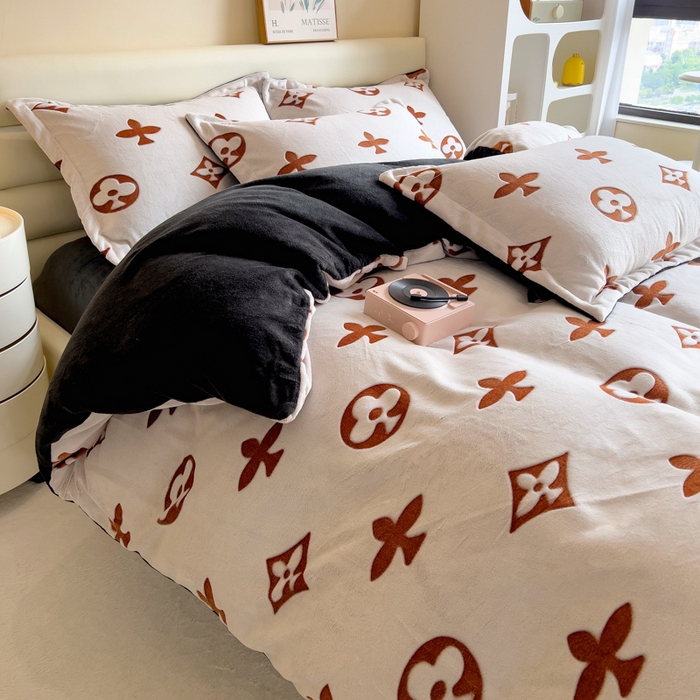 91家纺网 家纺一手货源 找家纺 印季家纺 2025新款背印立体剪花牛奶绒四件套 梅花-橙