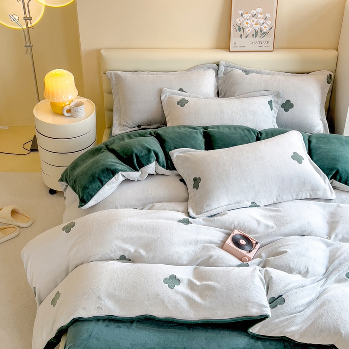 91家纺网 家纺一手货源 找家纺 印季家纺 2025新款背印立体剪花牛奶绒四件套 幸运草-墨绿