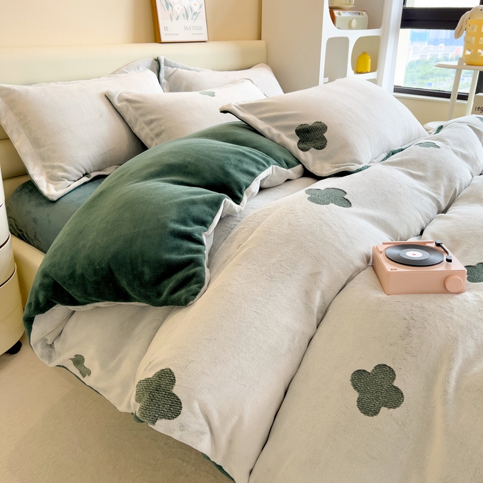 91家纺网 家纺一手货源 找家纺 印季家纺 2025新款背印立体剪花牛奶绒四件套 幸运草-墨绿