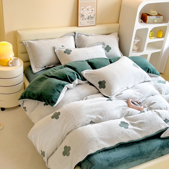 91家纺网 家纺一手货源 找家纺 印季家纺 2025新款背印立体剪花牛奶绒四件套 幸运草-墨绿
