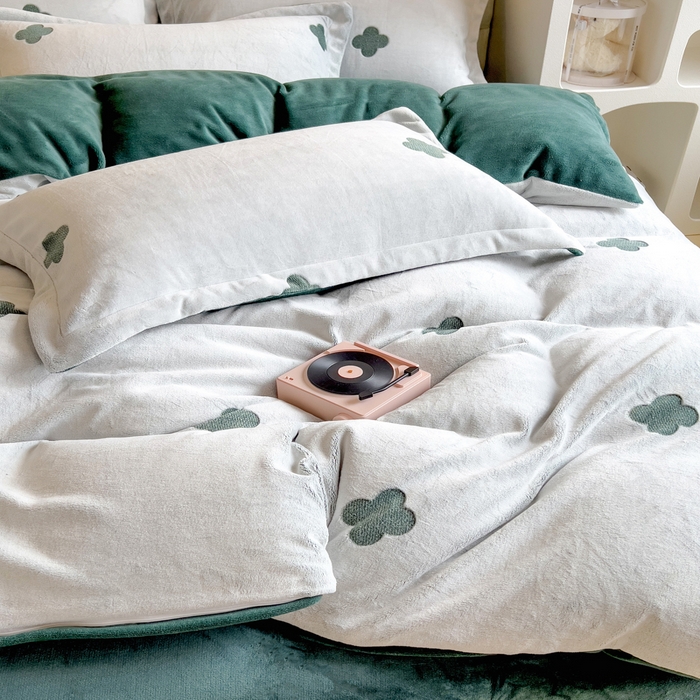 91家纺网 家纺一手货源 找家纺 印季家纺 2025新款背印立体剪花牛奶绒四件套 幸运草-墨绿