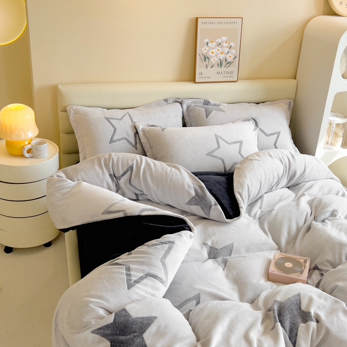 91家纺网 家纺一手货源 找家纺 印季家纺 2025新款背印立体剪花牛奶绒四件套 星空-灰