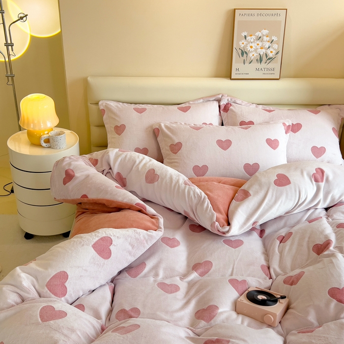 91家纺网 家纺一手货源 找家纺 印季家纺 2025新款背印立体剪花牛奶绒四件套 心相印-粉