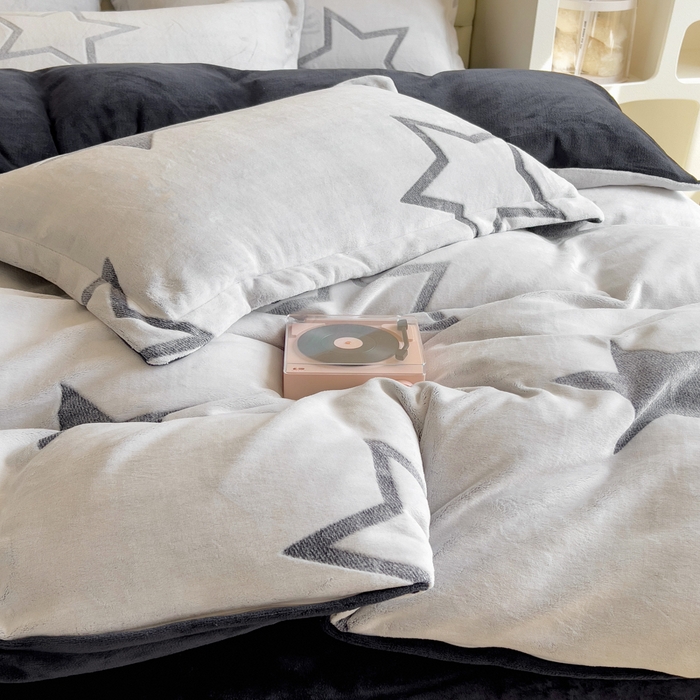 91家纺网 家纺一手货源 找家纺 印季家纺 2025新款背印立体剪花牛奶绒四件套 星空-灰