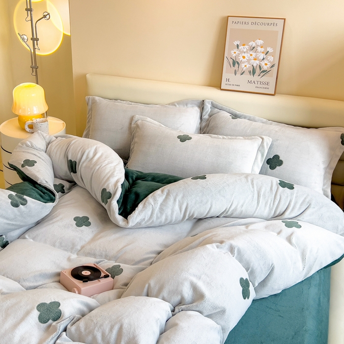 91家纺网 家纺一手货源 找家纺 印季家纺 2025新款背印立体剪花牛奶绒四件套 幸运草-墨绿