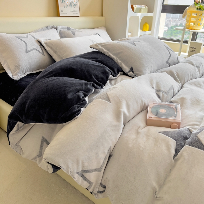 91家纺网 家纺一手货源 找家纺 印季家纺 2025新款背印立体剪花牛奶绒四件套 星空-灰