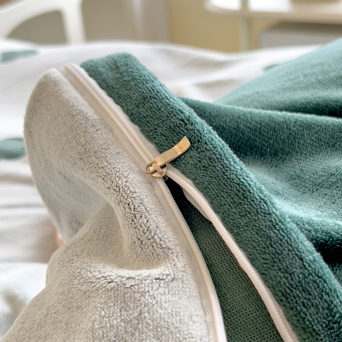 91家纺网 家纺一手货源 找家纺 印季家纺 2025新款背印立体剪花牛奶绒四件套 幸运草-墨绿