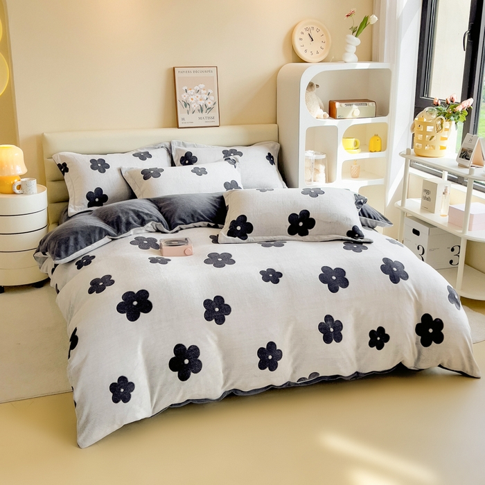 91家纺网 家纺一手货源 找家纺 印季家纺 2025新款背印立体剪花牛奶绒四件套 太阳花-藏青