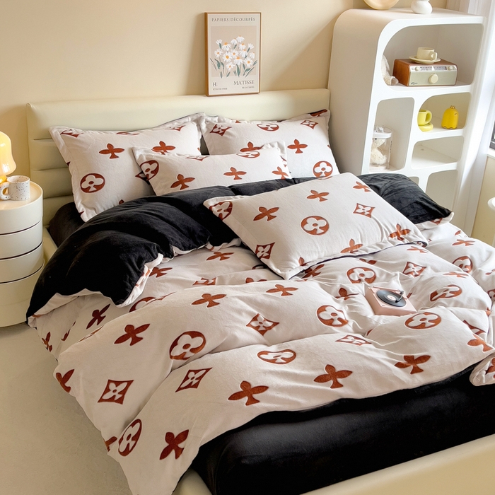 91家纺网 家纺一手货源 找家纺 印季家纺 2025新款背印立体剪花牛奶绒四件套 梅花-橙