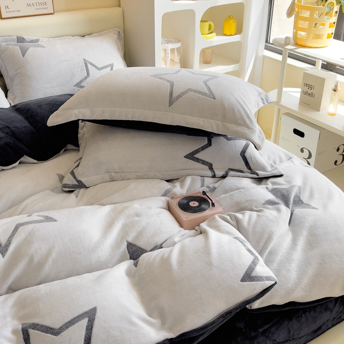 91家纺网 家纺一手货源 找家纺 印季家纺 2025新款背印立体剪花牛奶绒四件套 星空-灰