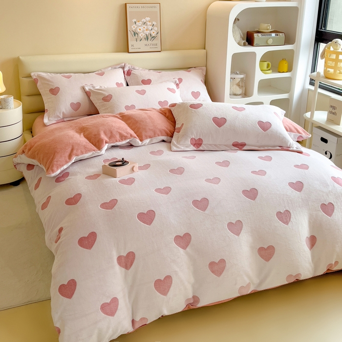 91家纺网 家纺一手货源 找家纺 印季家纺 2025新款背印立体剪花牛奶绒四件套 心相印-粉