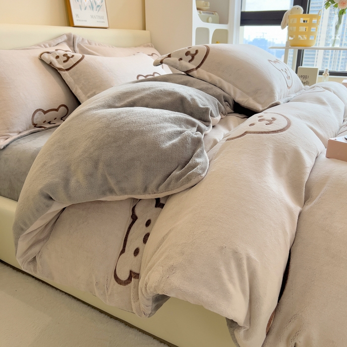 91家纺网 家纺一手货源 找家纺 印季家纺 2025新款背印立体剪花牛奶绒四件套 小熊-棕