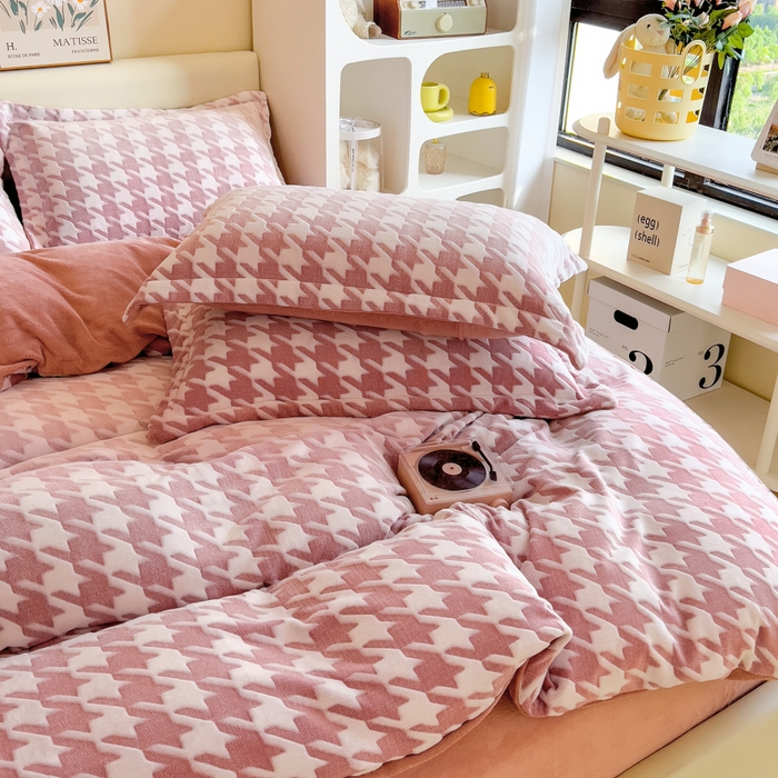 91家纺网 家纺一手货源 找家纺 印季家纺 2025新款背印立体剪花牛奶绒四件套 飞鸟-豆沙