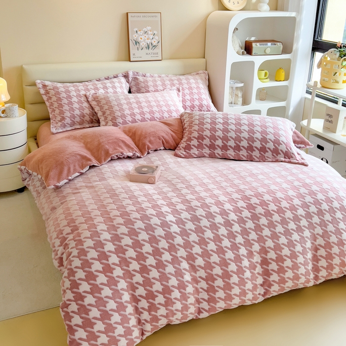 91家纺网 家纺一手货源 找家纺 印季家纺 2025新款背印立体剪花牛奶绒四件套 飞鸟-豆沙