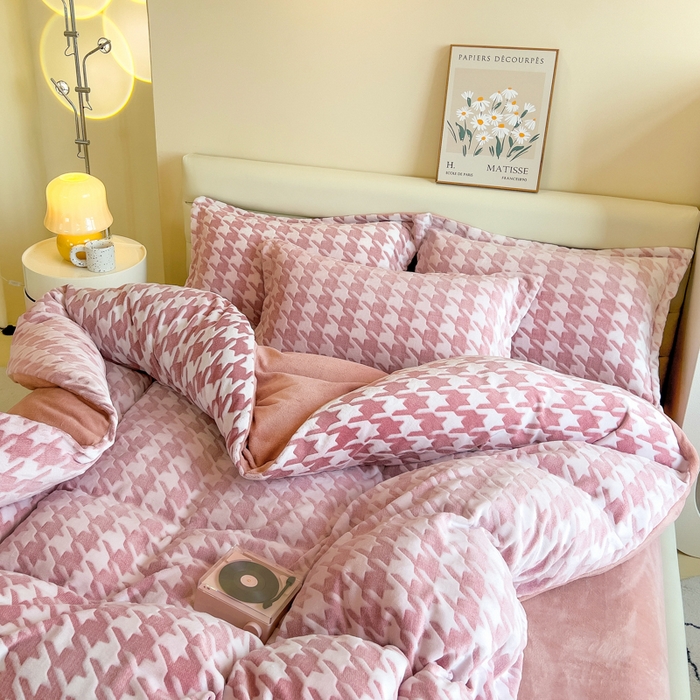 91家纺网 家纺一手货源 找家纺 印季家纺 2025新款背印立体剪花牛奶绒四件套 飞鸟-豆沙