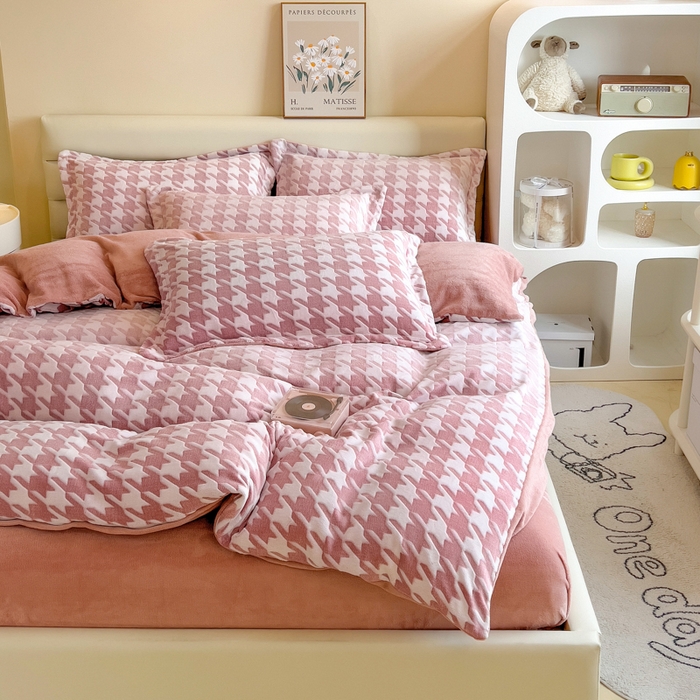 91家纺网 家纺一手货源 找家纺 印季家纺 2025新款背印立体剪花牛奶绒四件套 飞鸟-豆沙