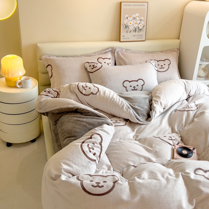 91家纺网 家纺一手货源 找家纺 印季家纺 2025新款背印立体剪花牛奶绒四件套 小熊-棕