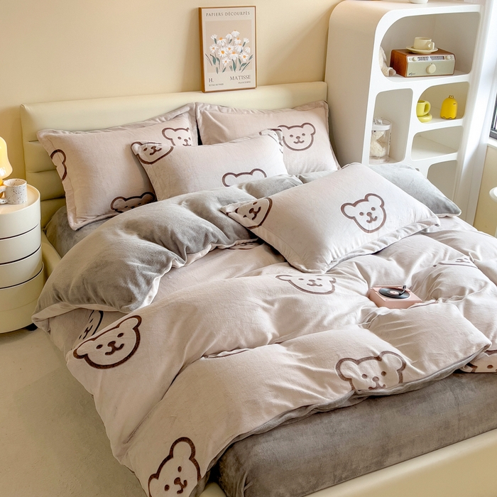 91家纺网 家纺一手货源 找家纺 印季家纺 2025新款背印立体剪花牛奶绒四件套 小熊-棕