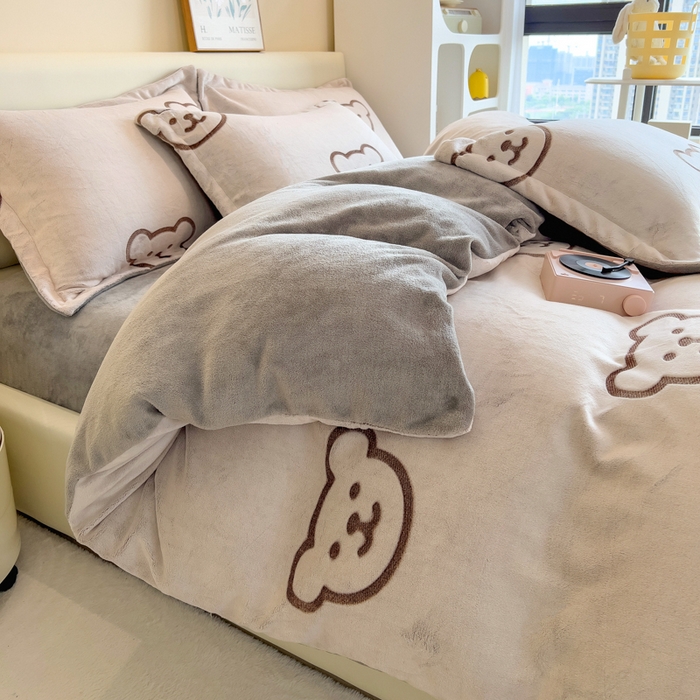 91家纺网 家纺一手货源 找家纺 印季家纺 2025新款背印立体剪花牛奶绒四件套 小熊-棕