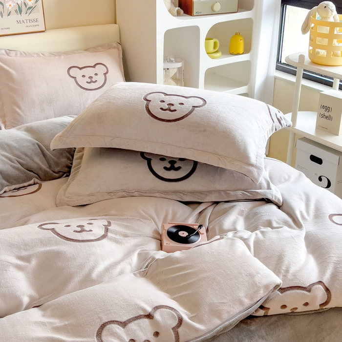 91家纺网 家纺一手货源 找家纺 印季家纺 2025新款背印立体剪花牛奶绒四件套 小熊-棕