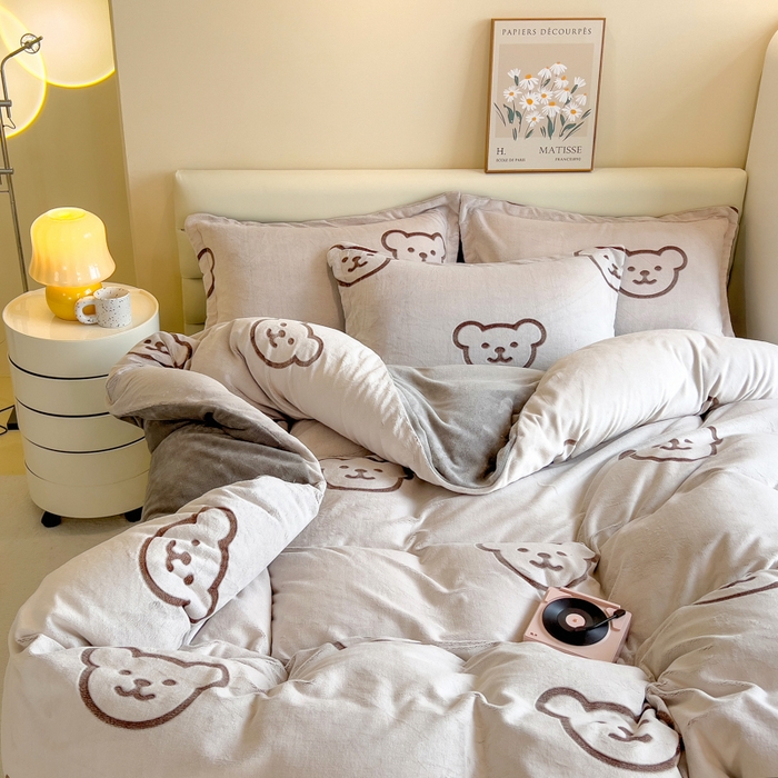 91家纺网 家纺一手货源 找家纺 印季家纺 2025新款背印立体剪花牛奶绒四件套 小熊-棕