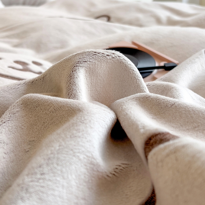 91家纺网 家纺一手货源 找家纺 印季家纺 2025新款背印立体剪花牛奶绒四件套 小熊-棕