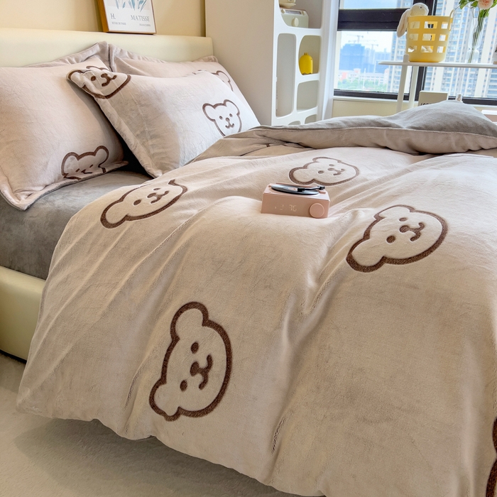 91家纺网 家纺一手货源 找家纺 印季家纺 2025新款背印立体剪花牛奶绒四件套 小熊-棕