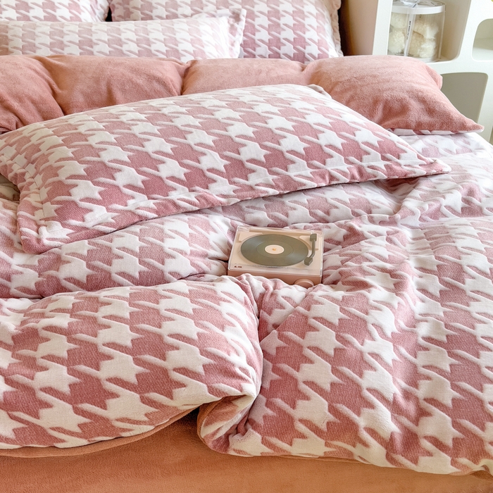 91家纺网 家纺一手货源 找家纺 印季家纺 2025新款背印立体剪花牛奶绒四件套 飞鸟-豆沙