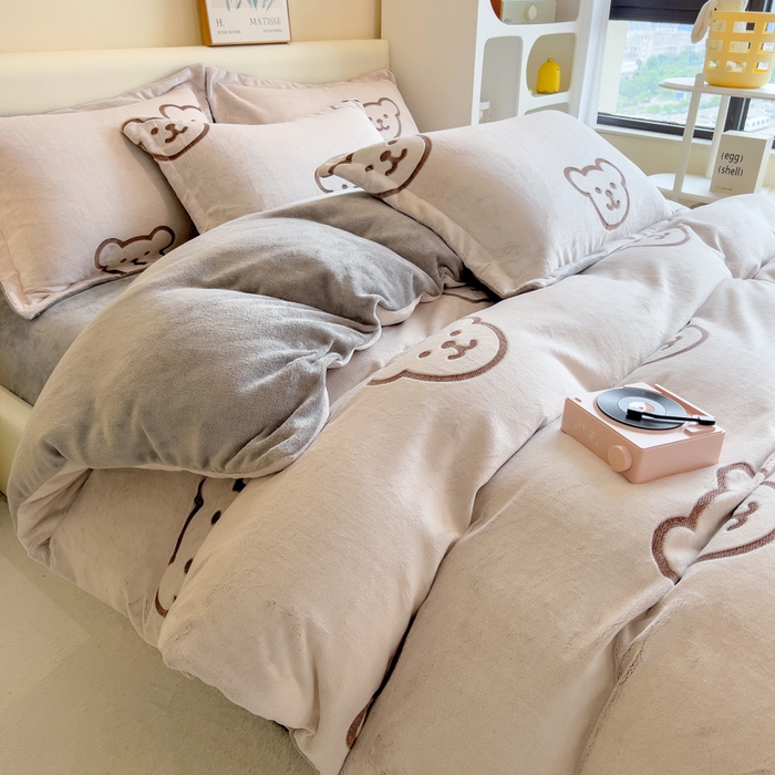 91家纺网 家纺一手货源 找家纺 印季家纺 2025新款背印立体剪花牛奶绒四件套 小熊-棕