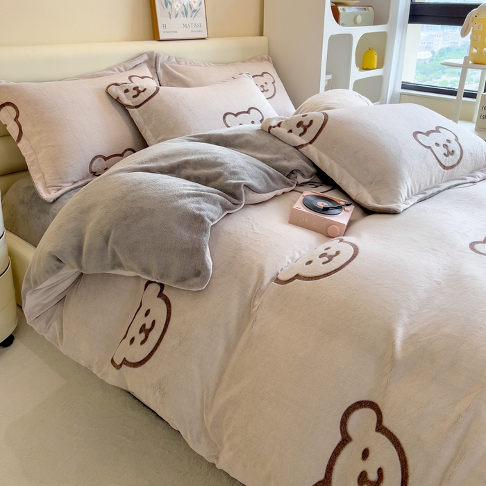 91家纺网 家纺一手货源 找家纺 印季家纺 2025新款背印立体剪花牛奶绒四件套 小熊-棕