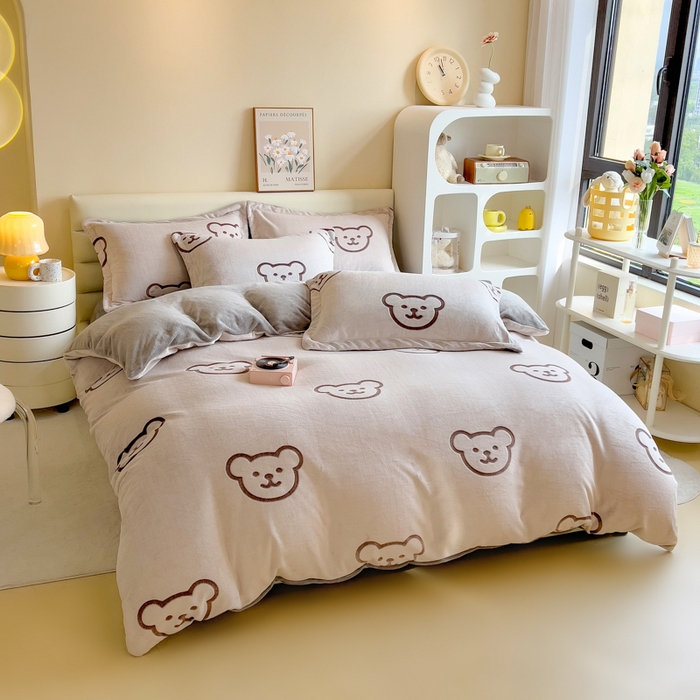 91家纺网 家纺一手货源 找家纺 印季家纺 2025新款背印立体剪花牛奶绒四件套 小熊-棕