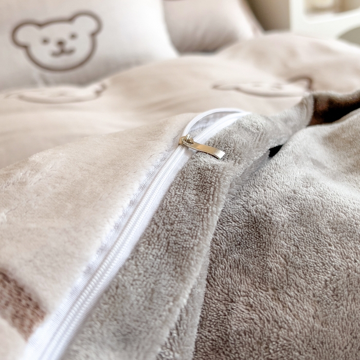 91家纺网 家纺一手货源 找家纺 印季家纺 2025新款背印立体剪花牛奶绒四件套 小熊-棕