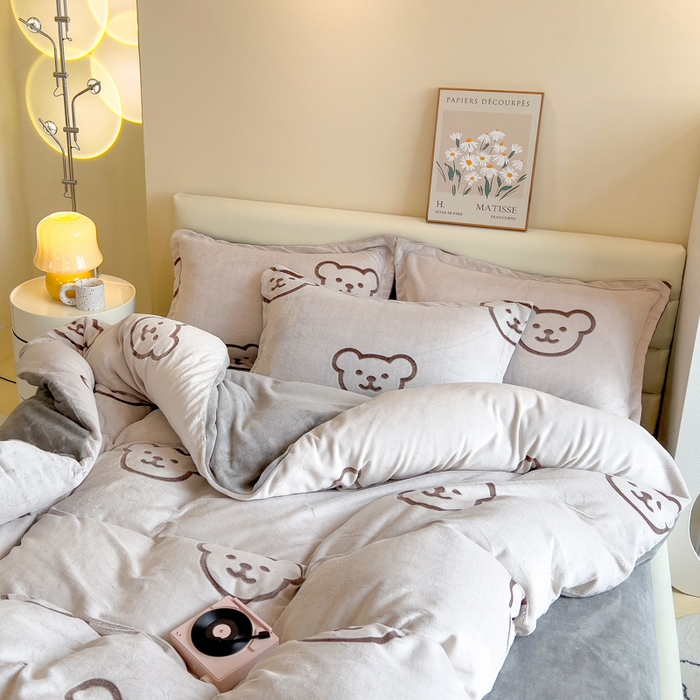 91家纺网 家纺一手货源 找家纺 印季家纺 2025新款背印立体剪花牛奶绒四件套 小熊-棕