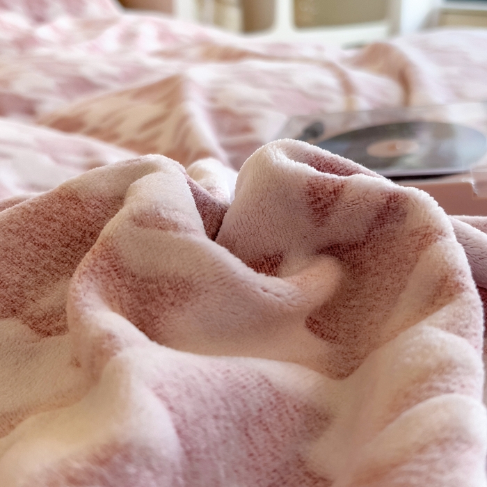 91家纺网 家纺一手货源 找家纺 印季家纺 2025新款背印立体剪花牛奶绒四件套 飞鸟-豆沙