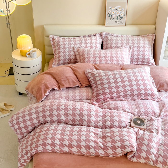 91家纺网 家纺一手货源 找家纺 印季家纺 2025新款背印立体剪花牛奶绒四件套 飞鸟-豆沙