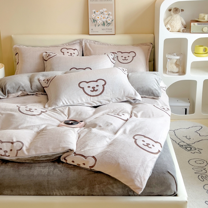 91家纺网 家纺一手货源 找家纺 印季家纺 2025新款背印立体剪花牛奶绒四件套 小熊-棕