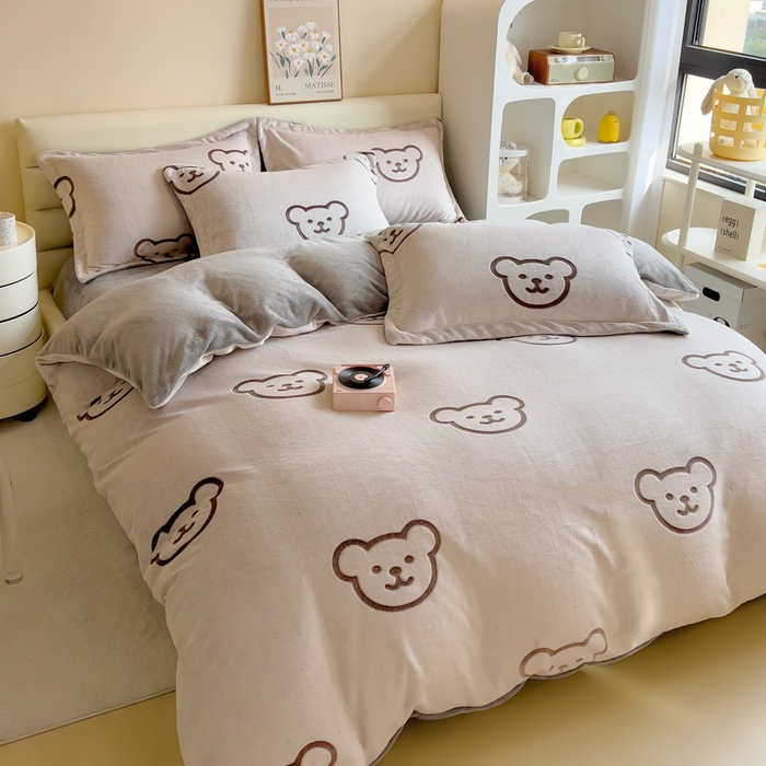 91家纺网 家纺一手货源 找家纺 印季家纺 2025新款背印立体剪花牛奶绒四件套 小熊-棕