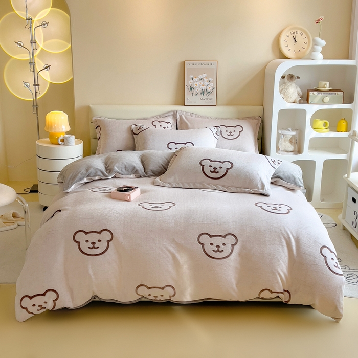 91家纺网 家纺一手货源 找家纺 印季家纺 2025新款背印立体剪花牛奶绒四件套 小熊-棕