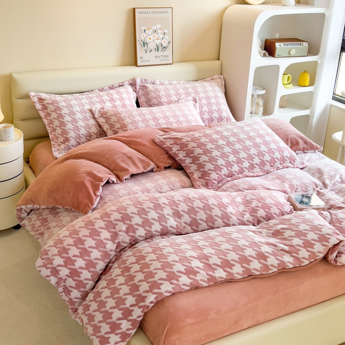 91家纺网 家纺一手货源 找家纺 印季家纺 2025新款背印立体剪花牛奶绒四件套 飞鸟-豆沙