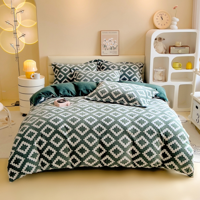 91家纺网 家纺一手货源 找家纺 印季家纺 2025新款背印立体剪花牛奶绒四件套 空间-墨绿