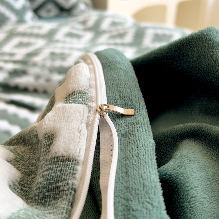 91家纺网 家纺一手货源 找家纺 印季家纺 2025新款背印立体剪花牛奶绒四件套 空间-墨绿