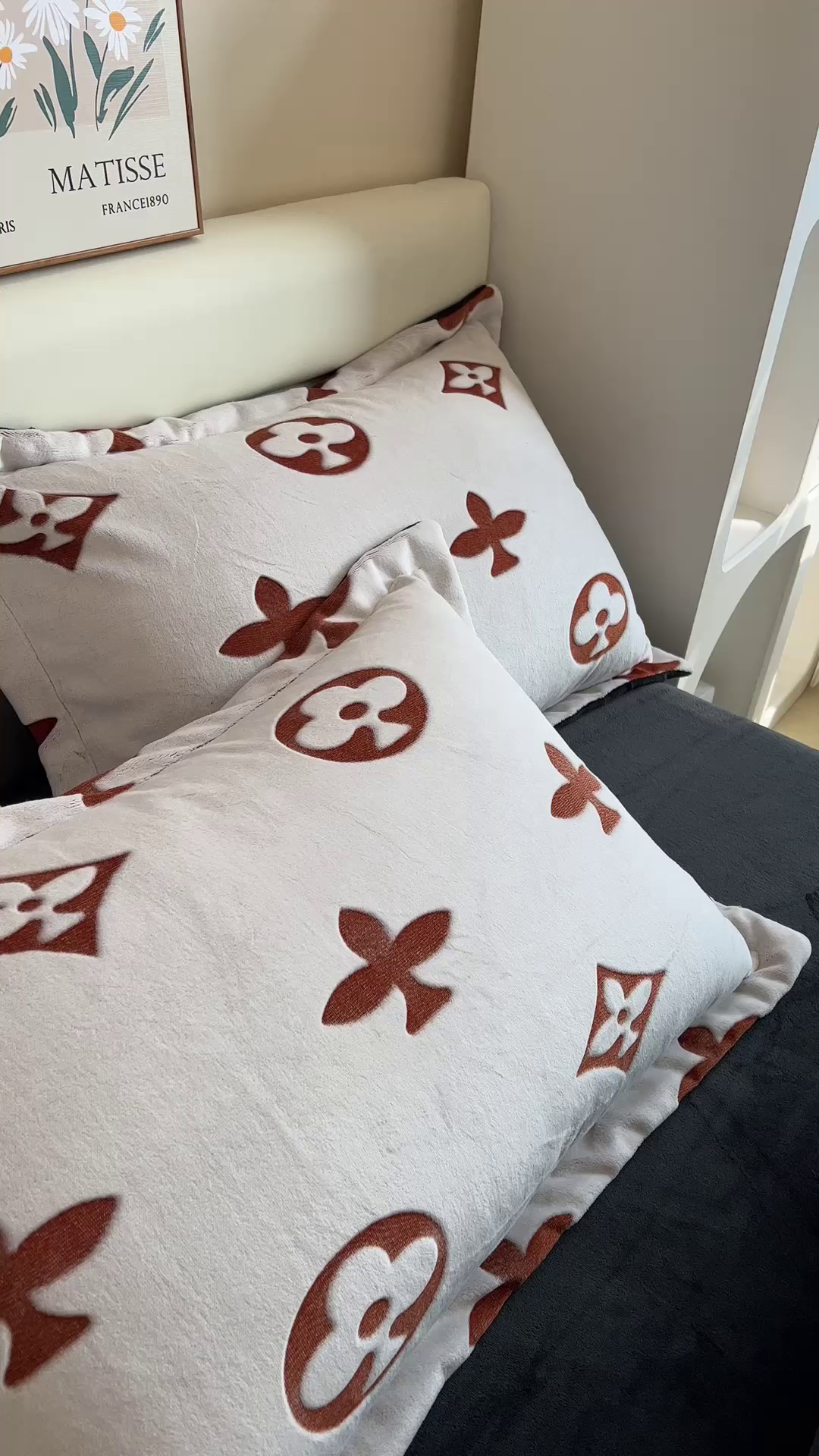 91家纺网 家纺一手货源 找家纺 印季家纺 2025新款背印立体剪花牛奶绒四件套 梅花-橙