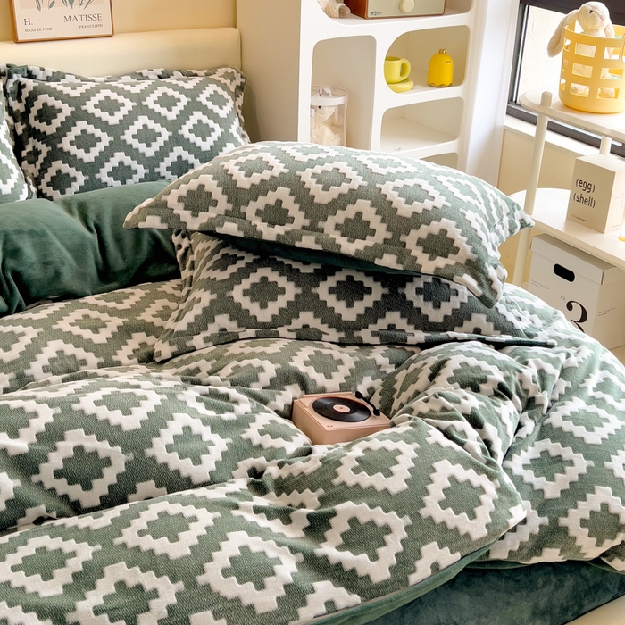 91家纺网 家纺一手货源 找家纺 印季家纺 2025新款背印立体剪花牛奶绒四件套 空间-墨绿